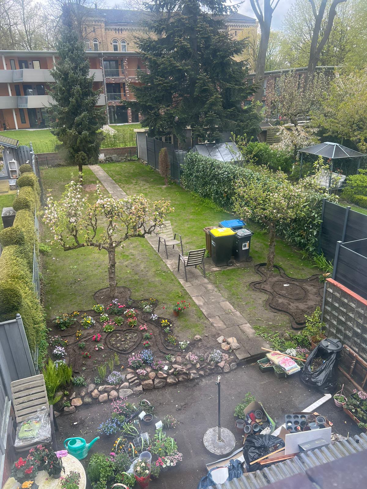 Blick von oben auf den langen Garten des Reihenhauses